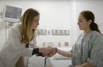 Кодирование Аквилонг в Тамбове Врач держит пациентку за руку